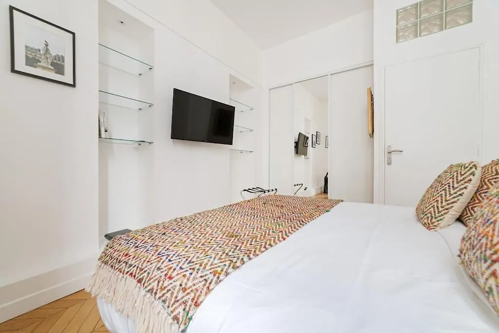 Luxe 1-Br Gem Steps From The Louvre & Opera Apartment Paris