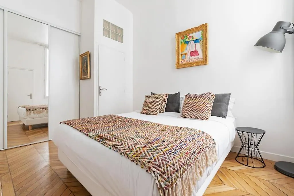 Apartament Luxe 1-Br Gem Steps From The Louvre & Opera Paryż