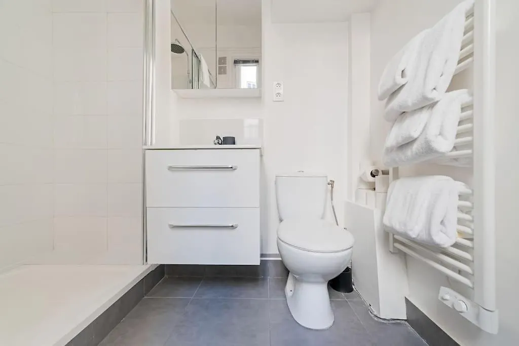 Luxe 1-Br Gem Steps From The Louvre & Opera Apartment Paris France