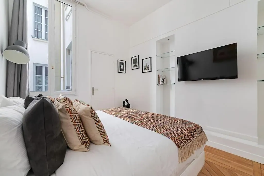 Luxe 1-Br Gem Steps From The Louvre & Opera Apartment Paris